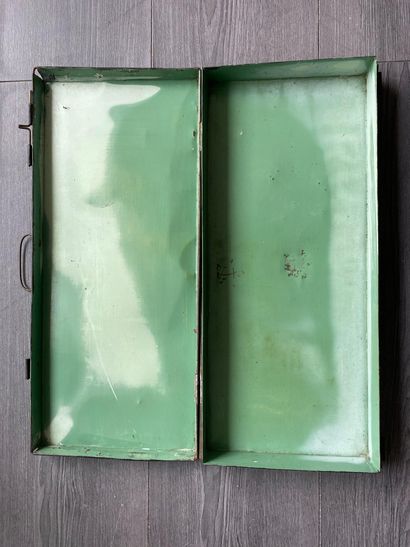 Une boite de rangement en métal noir avec...