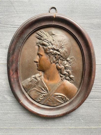 Un portrait de mariane en bronze avec l'inscription...