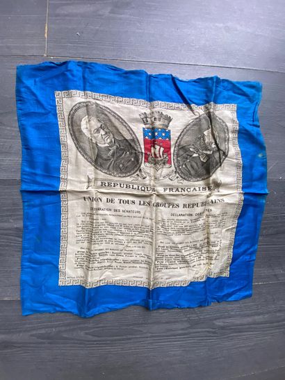 Un lot de trois foulards en soie (un foulard...