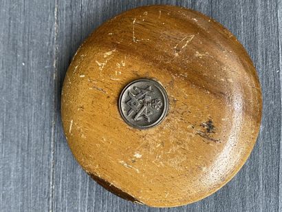 Une boite ronde en bois avec insert en rond...