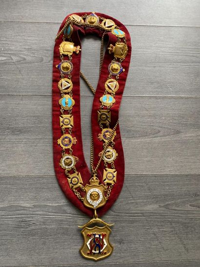 Un collier en velours rouge et médailles...