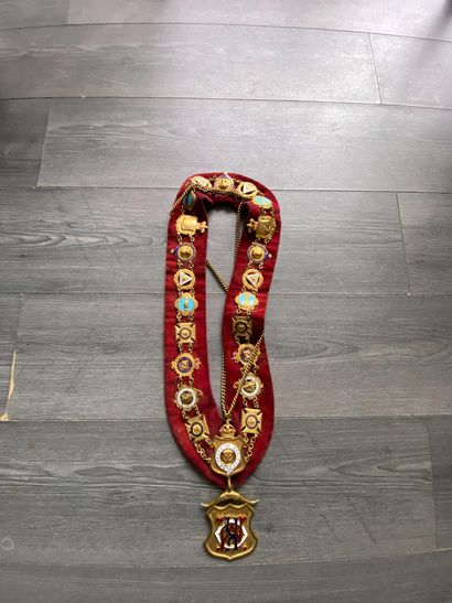 Un collier en velours rouge et médailles...