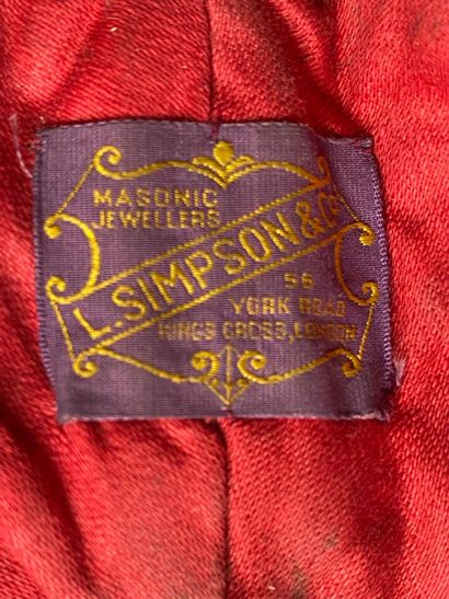 Un collier en velours rouge et médailles...