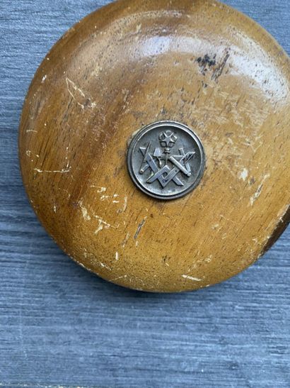 Une boite ronde en bois avec insert en rond...