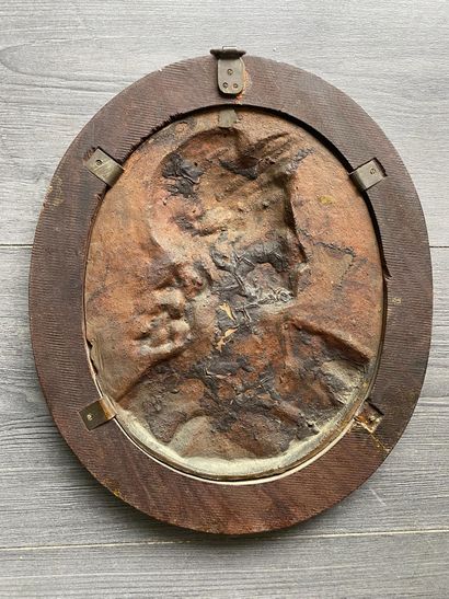 Un portrait de mariane en bronze avec l'inscription...