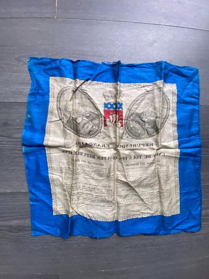 Un lot de trois foulards en soie (un foulard...