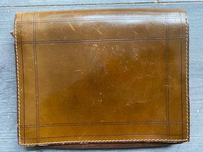 Une pochette de rangement en cuir marron...
