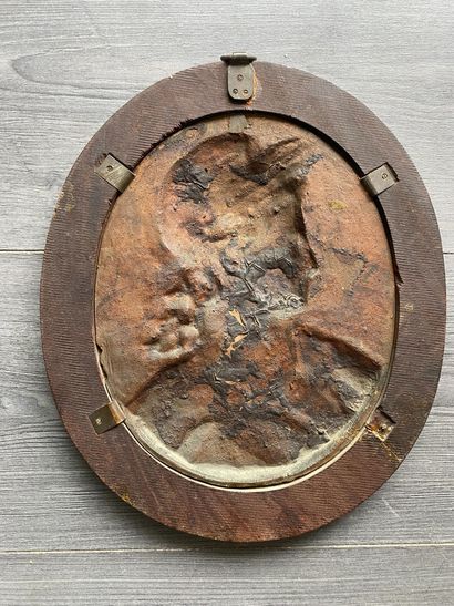 Un portrait de mariane en bronze avec l'inscription...