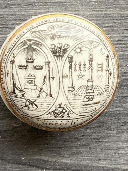 Un pilulier en faïence Bristish signée W.H.GOSS...