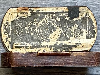 Une boite à cigares en bois de couleur noire...