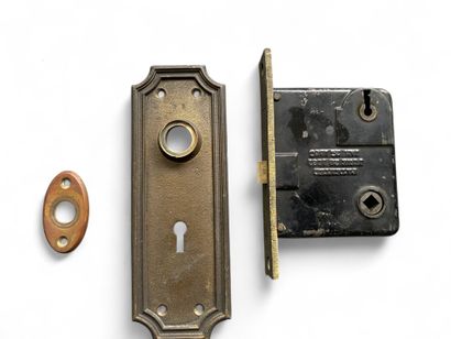 Un lot avec une ferrure de porte, une serrure...