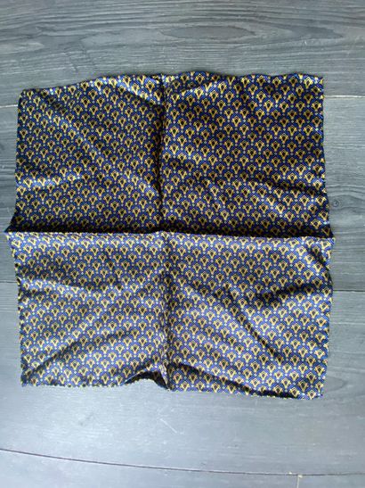 Un lot de trois foulards en soie (un foulard...