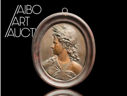 Un portrait de mariane en bronze avec l'inscription...