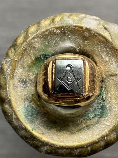 A masonic signet ring in 18-carat and 14-carat...