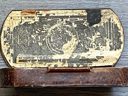 Une boite à cigares en bois de couleur noire...