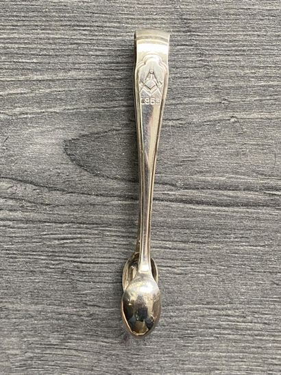 Une cuillière à sucre en métal argenté signé...