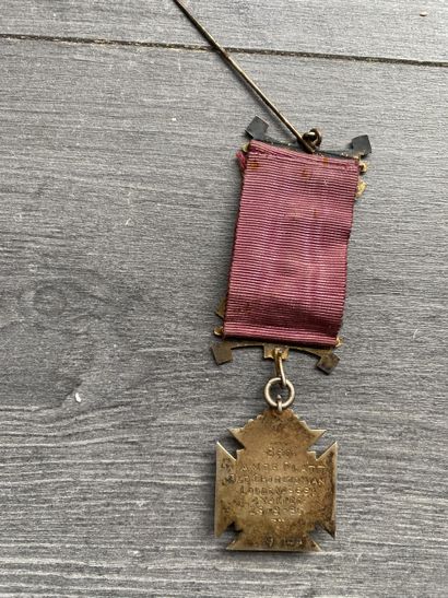 Lot de huit médailles anciennes et émaillées,...