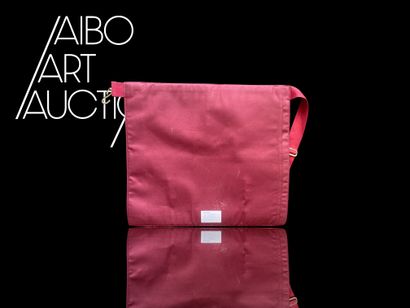 Ordre Des Nautoniers master apron in white...
