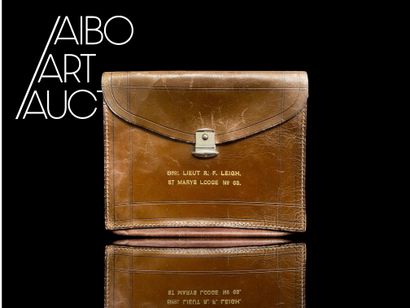 Une pochette de rangement en cuir marron...