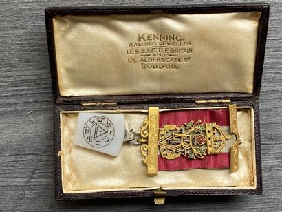 Une médaille maçonnique en vermeil du rite...