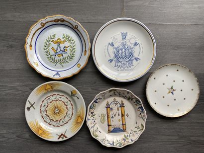 Lot de 5 assiettes maçonnique en faïence...