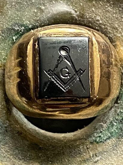A masonic signet ring in 18-carat and 14-carat...