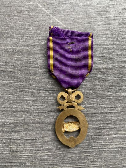 Lot de huit médailles anciennes et émaillées,...