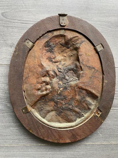 Un portrait de mariane en bronze avec l'inscription...