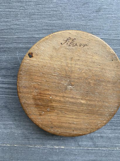 Une boite ronde en bois avec insert en rond...