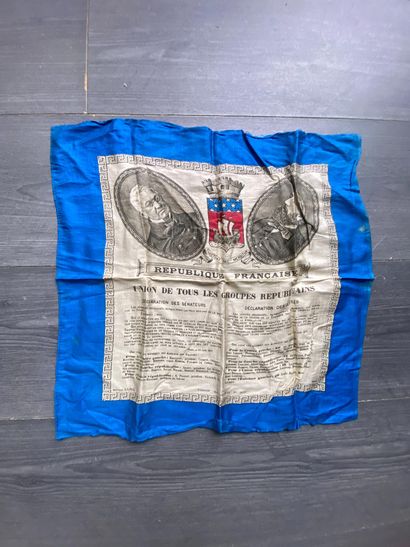 Un lot de trois foulards en soie (un foulard...