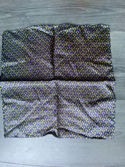 Un lot de trois foulards en soie (un foulard...