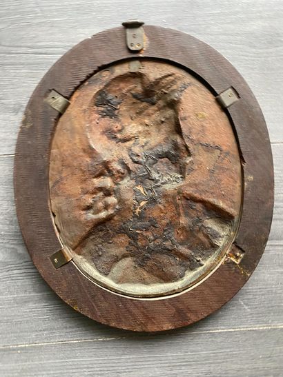 Un portrait de mariane en bronze avec l'inscription...