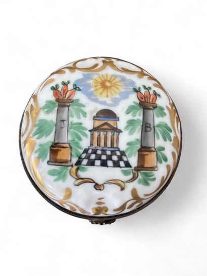 Boite en faïence peinte de forme ronde (diamètre:...