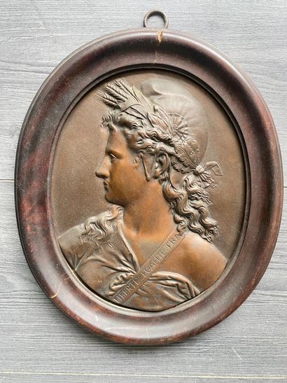 Un portrait de mariane en bronze avec l'inscription...