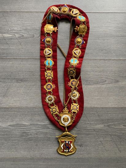Un collier en velours rouge et médailles...