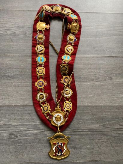 Un collier en velours rouge et médailles...