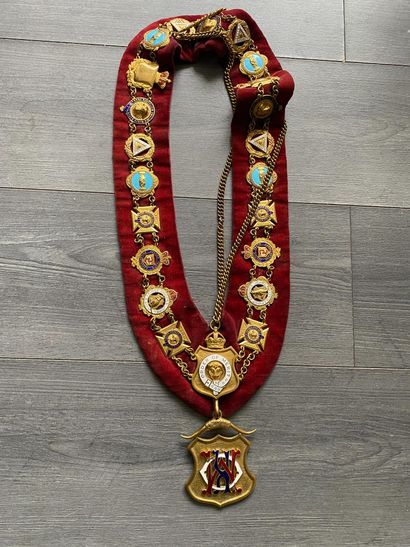 Un collier en velours rouge et médailles...