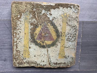 Une plaque en ardoise de forme carrée avec...
