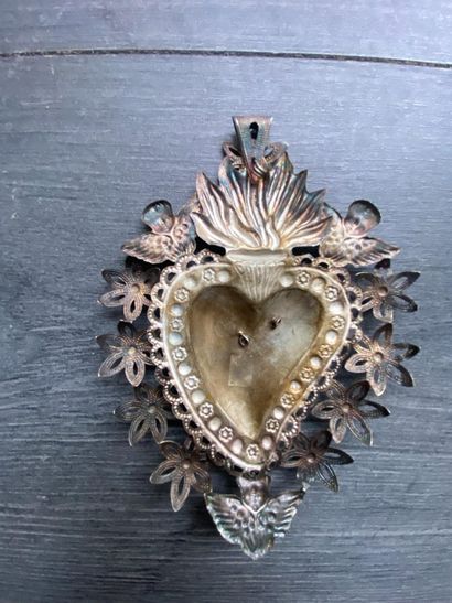 Un écusson en métal détouré en forme de coeur...