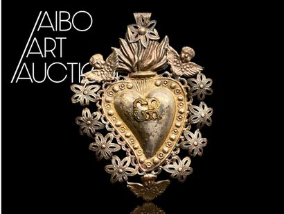 Un écusson en métal détouré en forme de coeur...