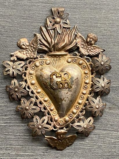 Un écusson en métal détouré en forme de coeur...