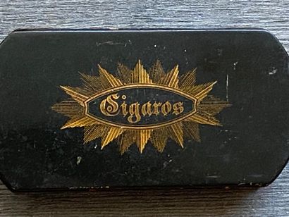 Une boite à cigares en bois de couleur noire...