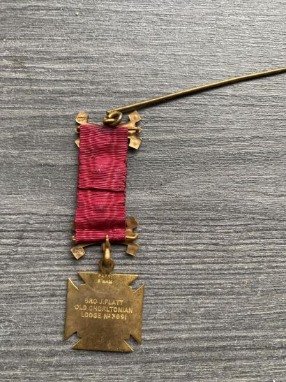 Lot de huit médailles anciennes et émaillées,...