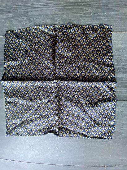 Un lot de trois foulards en soie (un foulard...