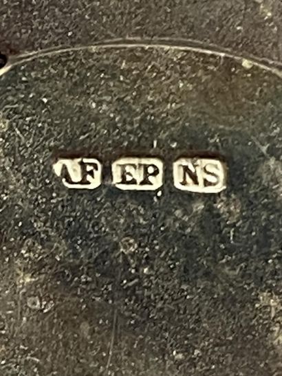 Une pince à sucre en métal argenté avec un...