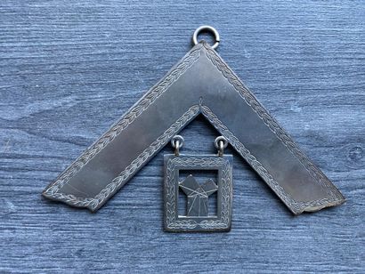 Un lot comprenant une médaille de passé maître...