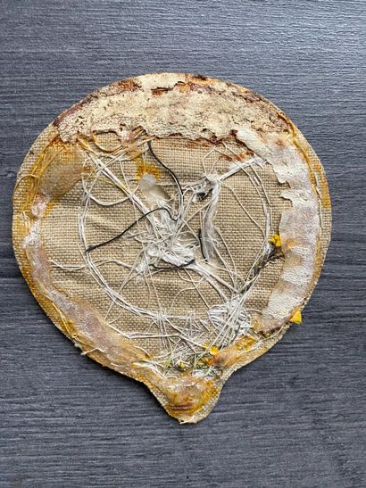 Un écusson en tissu brodé au fil d'or de...