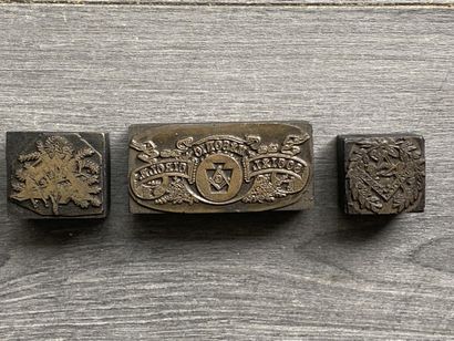 Trois tampons encreurs avec motifs maçon...