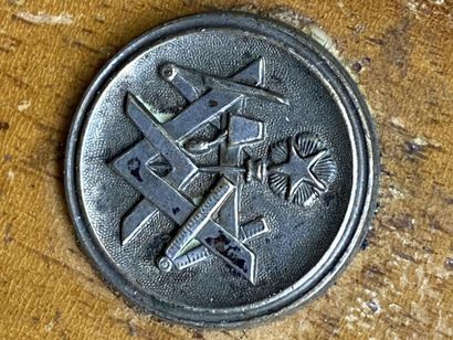 Une boite ronde en bois avec insert en rond...
