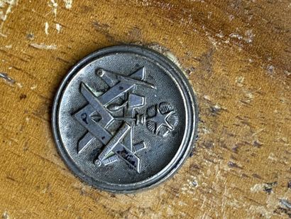 Une boite ronde en bois avec insert en rond...